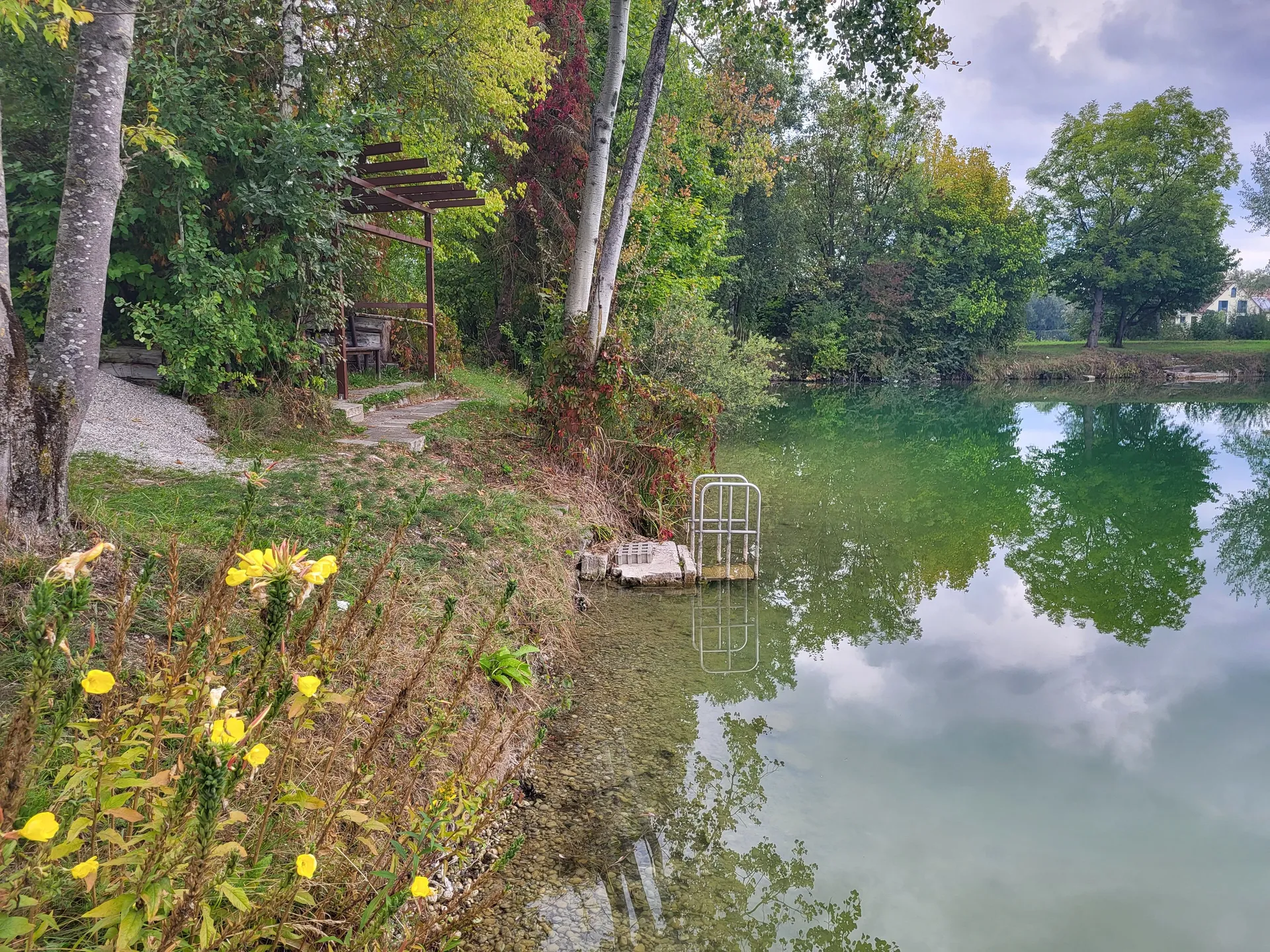 Malerische Ansicht des Bauernhof Weihers 1